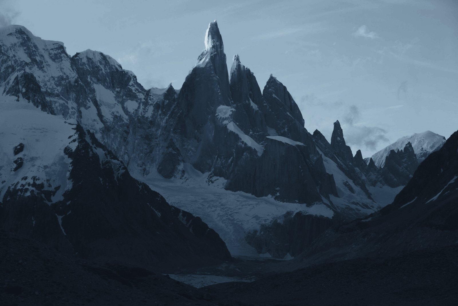Granitmassiv, das beim Scrollen zu Eis wird
